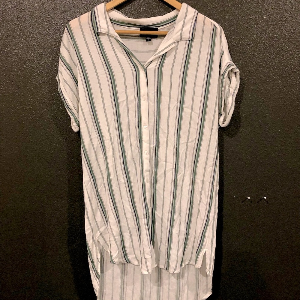 Oversized button-up shirt dress. Super cut alone or with shorts. Medium.